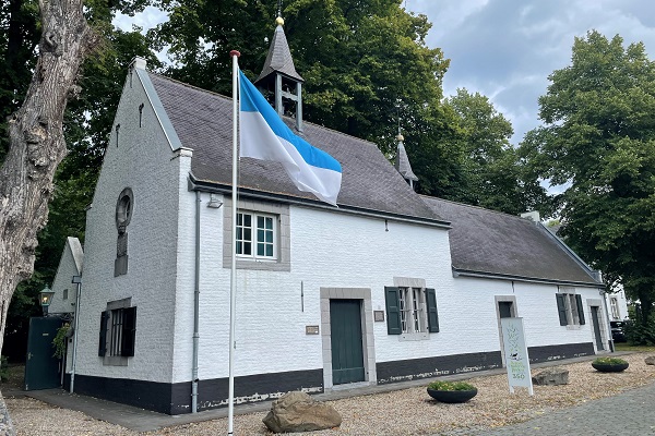 Vlag wappert bij de Kapel onder de Linden