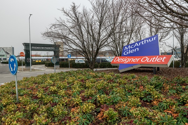 Logo des Designer Outlet Roermond auf dem Kreisverkehr in der Nähe des Premium Parking