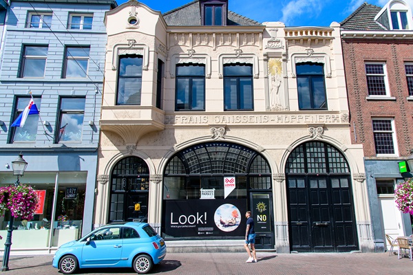 Blauer Fiat 500 parkt an der Straße im Zentrum von Roermond