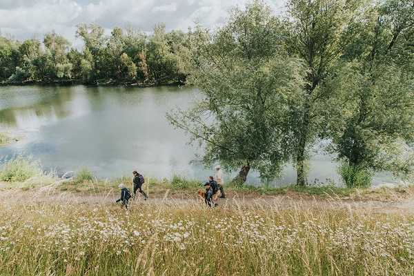 Wandelend langs de oude Maas in RivierPark Maasvallei